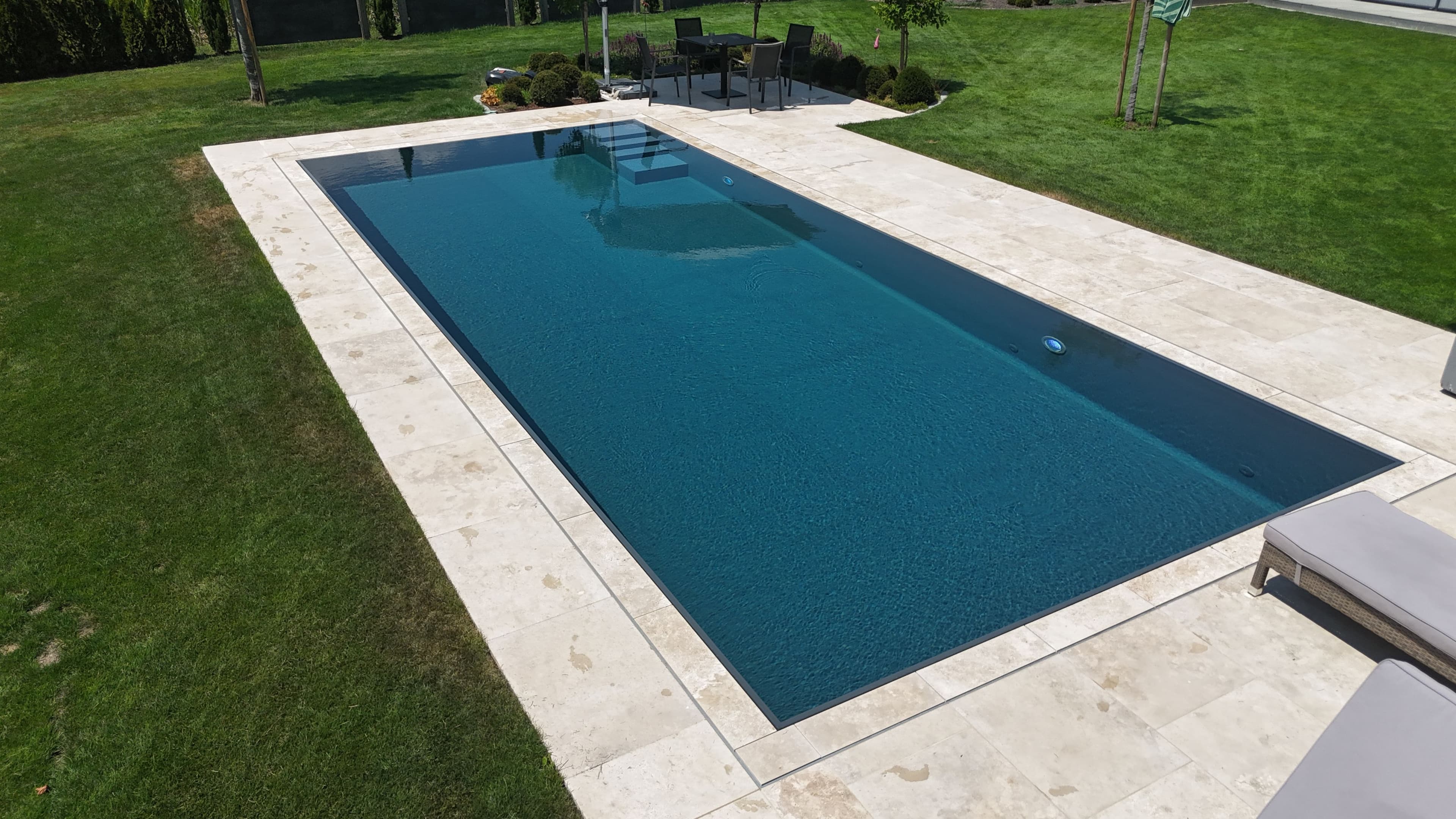 Überlaufpool mit Travertin-Terrasse aus der Vogelperspektive