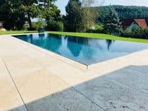 Modell 7: Kaskadenrinne für den Infinity-Pool in Hanglage