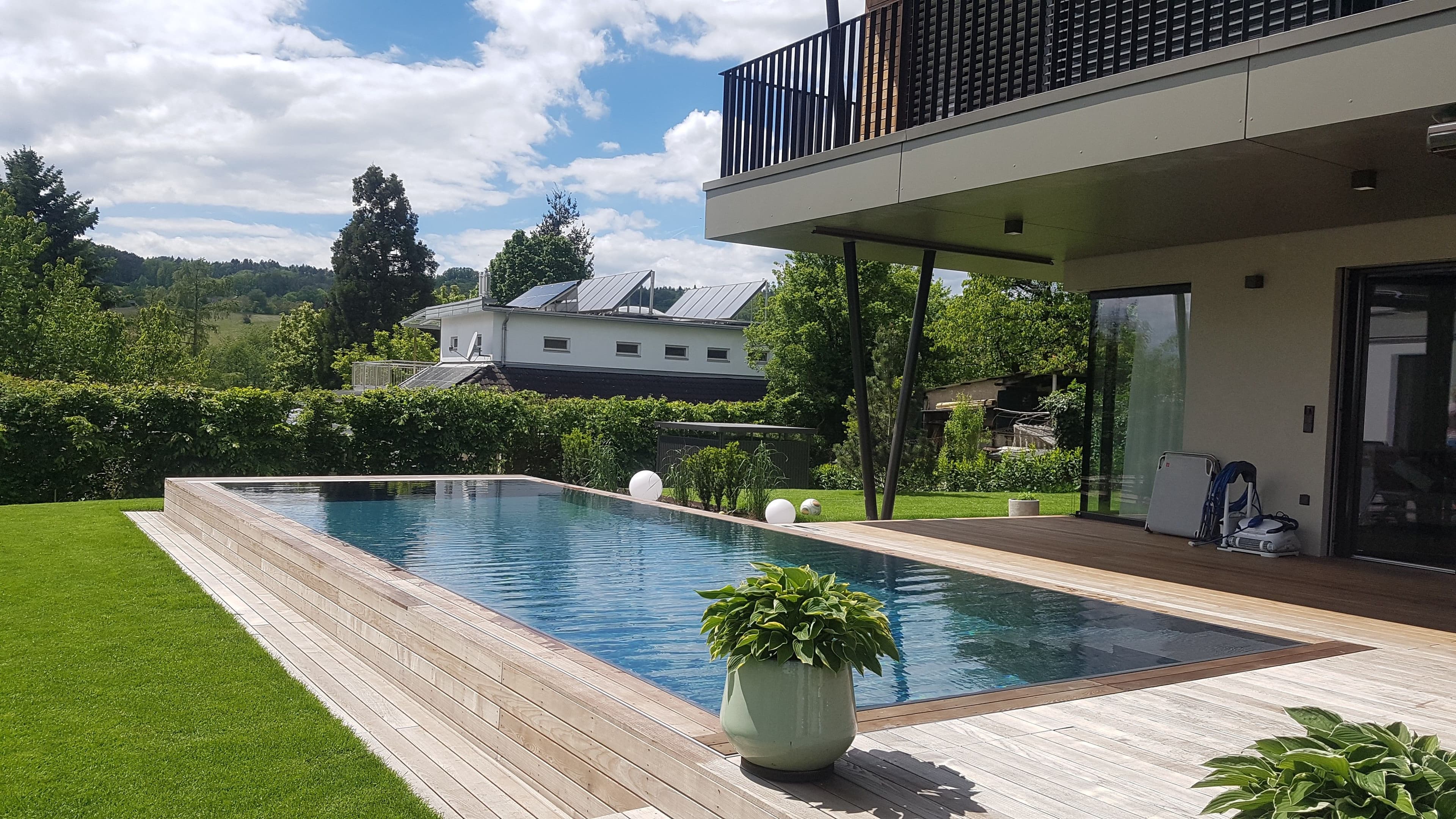 Überlaufpool mit Holzeinlage