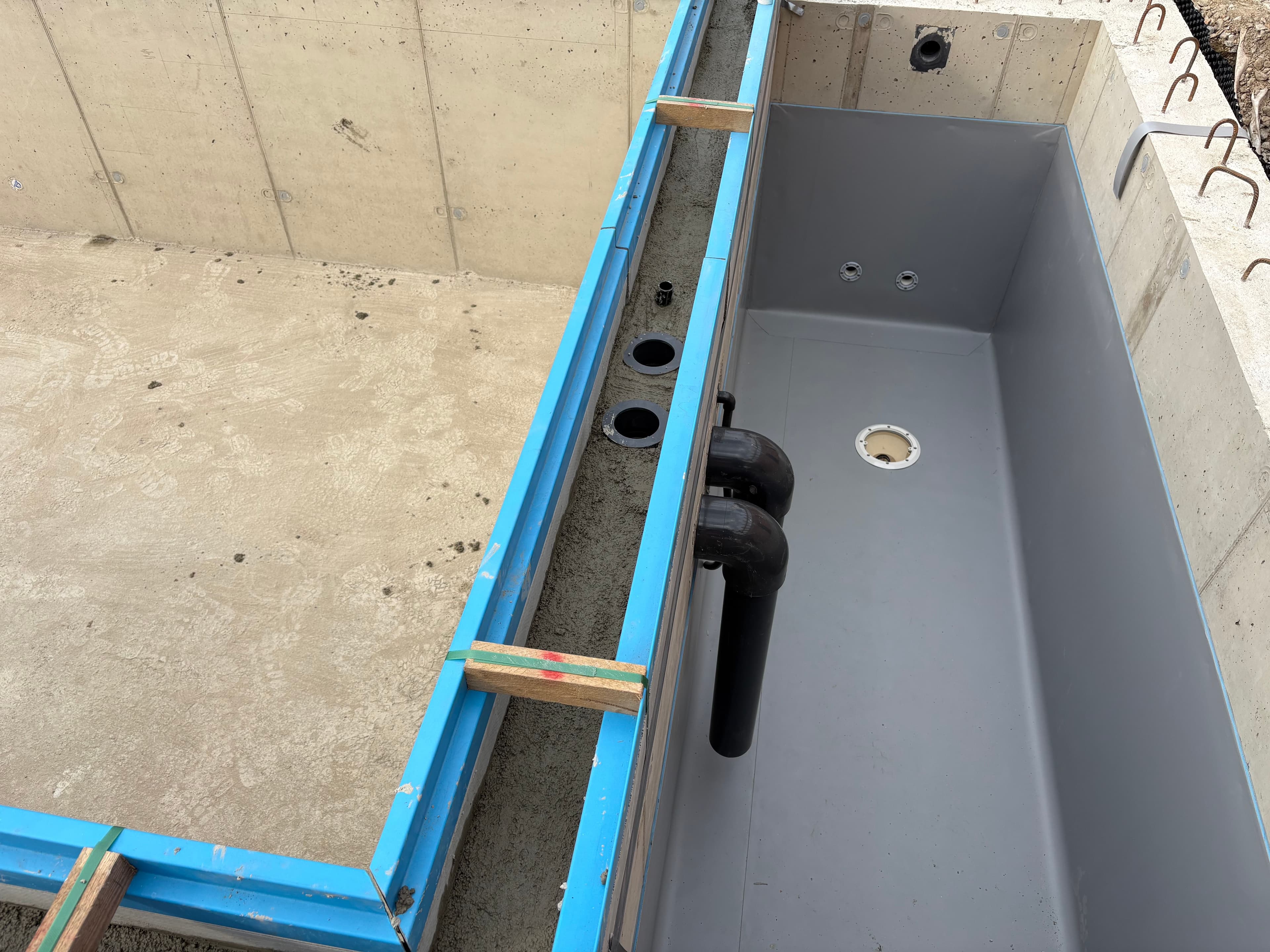 Montierte AquaLite-Überlaufrinne mit Rinnenablauf auf der Baustelle